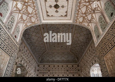 Sheesh Mahal Palace en miroir - à Fort Amer (souvent orthographié Fort Amber) a été construit par Raja Man Singh I et est renommée pour son art Banque D'Images