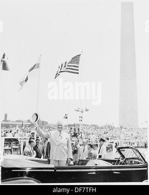 Le président Truman assiste aux cérémonies célébrant le 100e anniversaire du Washington Monument. Il est dans son... 199855 Banque D'Images