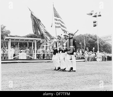 Le président Truman assiste aux cérémonies célébrant le 100e anniversaire du Washington Monument. Il est dans la... 199842 Banque D'Images