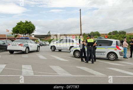 Gardes civils et de la police locale bloque la circulation sur le côté de la route dans le sud de l'Espagne. Banque D'Images