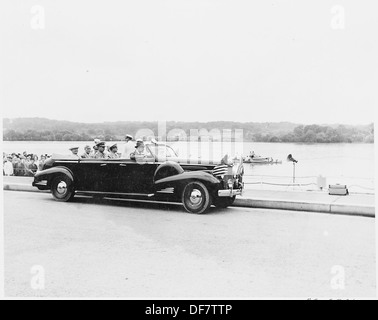 Le président Truman assiste à la Memorial Day service de ceux qui sont morts à la guerre à Porte d'eau. Il arrive dans sa limousine. Il est... 199859 Banque D'Images