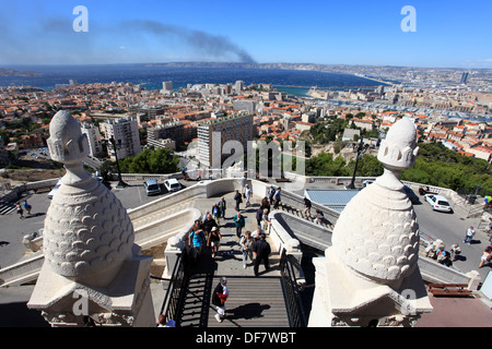 Vue d'en haut au-dessus de Marseille de la Notre Dame de la Garde. Banque D'Images