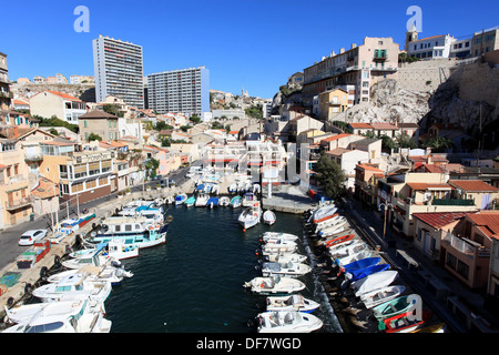 Vue d'en haut au-dessus du petit port du Vallon des Auffes à Marseille. Banque D'Images