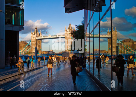 Les gens qui marchent à travers plus London Place au coucher du soleil Banque D'Images