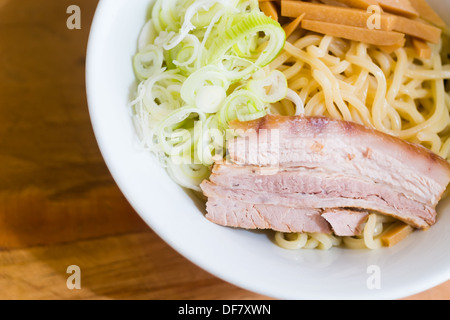 La nourriture japonaise ramen oignon porc style sliceed manger des nouilles avec de la soupe miso Banque D'Images