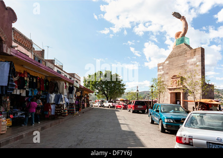 Statue de pierre monument de héros populaire, El Pipila et la rue de boutiques touristiques. Banque D'Images