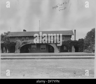 La gare ferroviaire de Belen, Nouveau-Mexique, avec la Harvey House visible. Cet emplacement fait partie du réseau ferroviaire historique desservant les voyageurs et le service d'accueil Harvey Girls. Banque D'Images