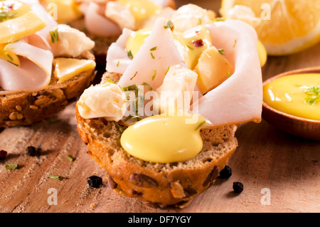 Mini-sandwiches au fromage fondu et de jambon de dinde Banque D'Images