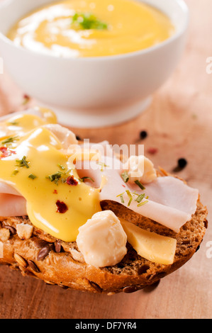 Mini-sandwiches au fromage fondu et de jambon de dinde sur la table Banque D'Images