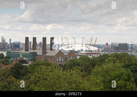 Vue depuis le Parc de Greenwich, Londres, y compris l'O2 (dôme du millénaire), Tamise et Greenwich Power Station Banque D'Images