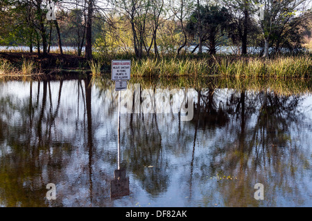 Alice Lake wetland préserver, avertissement, danger d'alligators, Wildlife Sanctuary, pas d'alimentation, pas de pêche, pas de natation dans l'eau. Banque D'Images