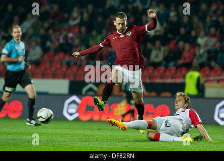 AC Sparta Praha défaite SK Slavia Prague en République tchèque la ligue de soccer match joué à Prague, République tchèque le 28 septembre 2013. Josef Husbauer (à gauche, le Sparta) et Milan Bortel (Slavia). (CTK Photo/Vit Simanek) Banque D'Images