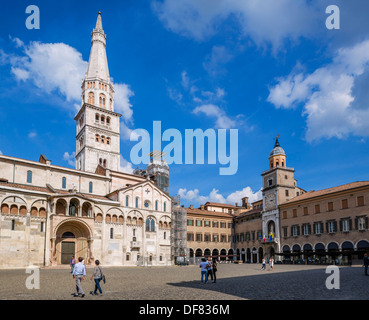 Le Duomo, la Torre Ghirlandina et Palazzo Comunale, la Piazza Grande, Modène, Émilie-Romagne, Italie Banque D'Images