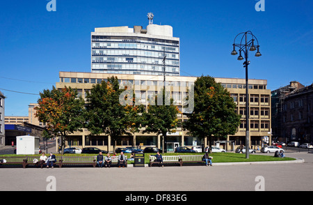 Rénové George Square Glasgow en Ecosse avec de nouveaux lits d'herbe et de surface avec George House et ville de Glasgow College derrière Banque D'Images