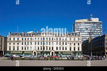 Rénové George Square Glasgow en Ecosse avec de nouveaux lits d'herbe et de surface avec Millennium Hotel et la ville de Glasgow College Banque D'Images