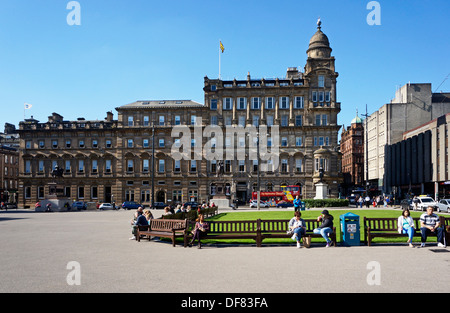 Rénové George Square Glasgow en Ecosse avec de nouveaux lits d'herbe et de surface Banque D'Images