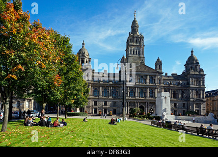 Rénové George Square Glasgow en Ecosse avec nouvelle surface et herbiers et montrant la ville de Glasgow City Chambers Banque D'Images