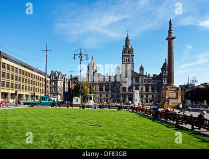 Rénové George Square Glasgow en Ecosse avec nouvelle surface et herbiers et montrant la ville de Glasgow City Chambers Banque D'Images