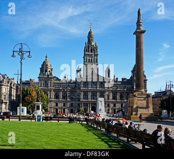 Rénové George Square Glasgow en Ecosse avec nouvelle surface et herbiers et montrant la ville de Glasgow City Chambers Banque D'Images