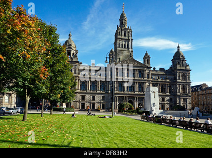 Rénové George Square Glasgow en Ecosse avec nouveau lit d'herbe et de surface et montrant la ville de Glasgow City Chambers Banque D'Images