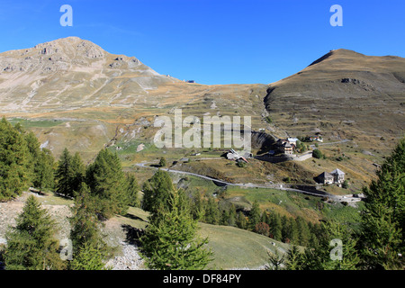 Village de Bousieyas sur la route du col de la Bonette (2802m), la route la plus haute d'Europe dans le parc national du Mercantour. Banque D'Images