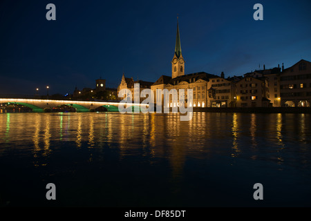 Reflet dans la rivière Limmat des bâtiments une églises de Zurich dans l'heure bleue Banque D'Images