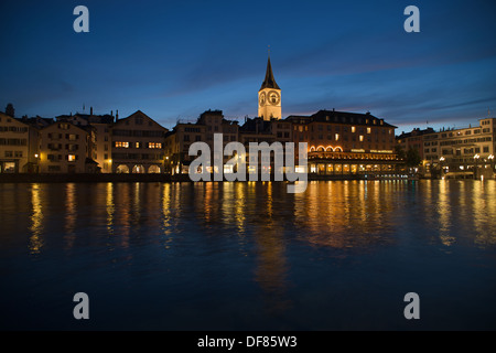 Reflet dans la rivière Limmat des bâtiments une églises de Zurich dans l'heure bleue Banque D'Images