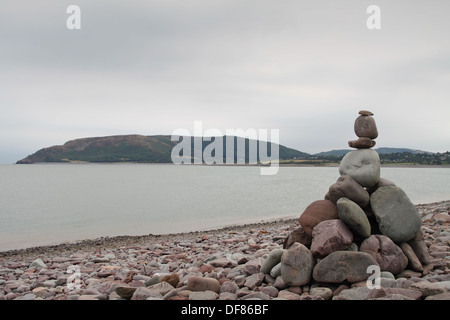 Parc National d'Exmoor : Cairn sur la plage près de Porlock Weir. À l'égard Point & Bossington Daniel Martina Hill. Somerset, Angleterre Banque D'Images