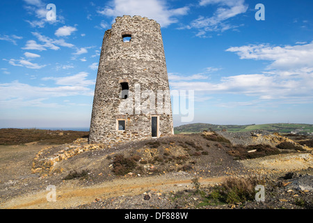 Vestiges de moulin à vent rénové 1878 Sommet sur l'eau pompée à l'origine Montagne Parys à partir de la mine de cuivre. Anglesey Holyhead au Pays de Galles UK Banque D'Images