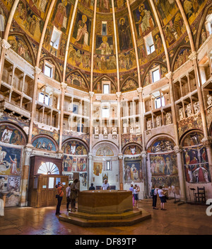 Les touristes à l'intérieur du baptistère médiéval historique, Parme, Emilie-Romagne, Italie Banque D'Images