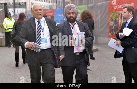 Manchester, UK . 30e Août, 2013. Deux délégués du parti à pied vers le point de contrôle de sécurité pour accéder à la conférence du parti conservateur à Manchester. Conférence du parti conservateur à Manchester, Royaume-Uni 30 Septembre 2013 Crédit : John Fryer/Alamy Live News Banque D'Images