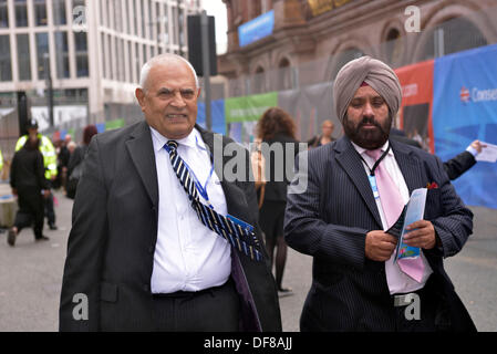 Manchester, UK . 30e Août, 2013. Deux délégués du parti à pied vers le point de contrôle de sécurité pour accéder à la conférence du parti conservateur à Manchester. Conférence du parti conservateur à Manchester, Royaume-Uni 30 Septembre 2013 Crédit : John Fryer/Alamy Live News Banque D'Images