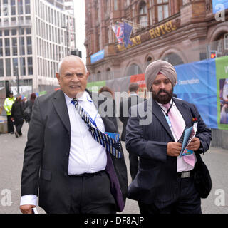 Manchester, UK . 30e Août, 2013. Deux délégués du parti à pied vers le point de contrôle de sécurité pour accéder à la conférence du parti conservateur à Manchester. Conférence du parti conservateur à Manchester, Royaume-Uni 30 Septembre 2013 Crédit : John Fryer/Alamy Live News Banque D'Images