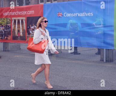 Manchester, UK . 30e Août, 2013. Une femme passe devant la conférence du parti conservateur à Manchester. Conférence du parti conservateur à Manchester, Royaume-Uni 30 Septembre 2013 Crédit : John Fryer/Alamy Live News Banque D'Images