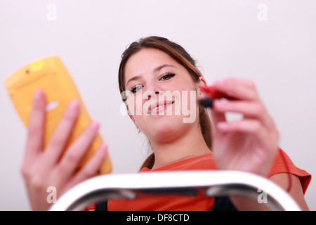 Female electrician prendre lecture Banque D'Images
