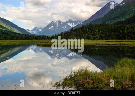 Réflexions sur la montagne dans la sterne, le lac National Chugach Forrest, l'Alaska. Banque D'Images