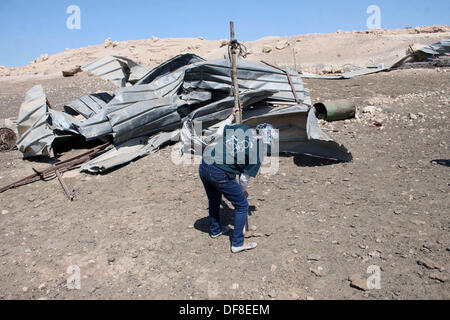 Vallée du Jourdain, en Cisjordanie, en territoire palestinien. 30e Août, 2013. Un Palestinien met en place une tente dans la vallée du Jourdain, village de Makhoul le 30 septembre, 2013. L'armée d'Israël a déclaré lundi sur la vallée du Jourdain, village de Makhoul, zone militaire fermée pour empêcher les militants palestiniens et internationaux à se rendre dans la région à faire preuve de solidarité avec les résidents de Makhoul, qui avaient été déplacées de leur village démoli après Israël dans le nord de la vallée du Jourdain le 16 septembre, un conseil local a dit : Crédit Nedal Eshtayah ZUMAPRESS.com/Alamy Images/APA/Live News Banque D'Images