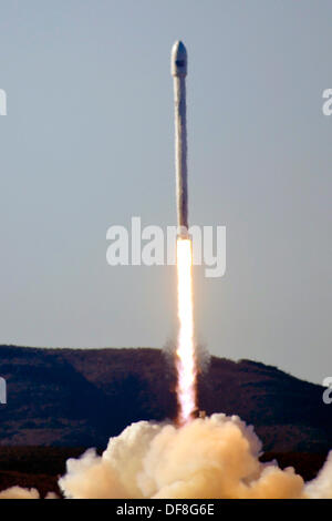 La fusée Falcon 9 transportant la capsule SpaceX lance à partir de l'espace complexe de lancement-4 29 septembre 2013 dans la base aérienne de Vandenberg, en Californie. C'était la plus grande roquette lancée par transporteur commercial SpaceX et le premier depuis Vandenberg. Banque D'Images