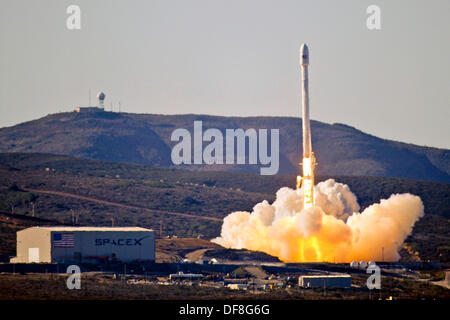 La fusée Falcon 9 transportant la capsule SpaceX lance à partir de l'espace complexe de lancement-4 29 septembre 2013 dans la base aérienne de Vandenberg, en Californie. C'était la plus grande roquette lancée par transporteur commercial SpaceX et le premier depuis Vandenberg. Banque D'Images