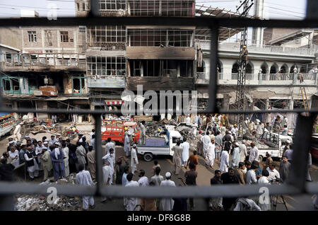 Les gens et les fonctionnaires occupés sauve dans un sauvetage sur le site de l'explosion d'une bombe hier au poste de police de Raziq Khan Qissa Khawani Zone Bazar de Peshawar le lundi, 29 septembre 2013. Au moins 37 personnes ont été tuées et plus de 80 blessés dans une explosion près de Khan Raziq de police de Qissa Khawani bazar de Peshawar. Plusieurs véhicules et bâtiments adjacents ont été endommagés. Les forces de l'ordre ont encerclé la zone. Banque D'Images