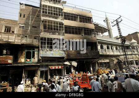 Les gens et les fonctionnaires occupés sauve dans un sauvetage sur le site de l'explosion d'une bombe hier au poste de police de Raziq Khan Qissa Khawani Zone Bazar de Peshawar le lundi, 29 septembre 2013. Au moins 37 personnes ont été tuées et plus de 80 blessés dans une explosion près de Khan Raziq de police de Qissa Khawani bazar de Peshawar. Plusieurs véhicules et bâtiments adjacents ont été endommagés. Les forces de l'ordre ont encerclé la zone. Banque D'Images