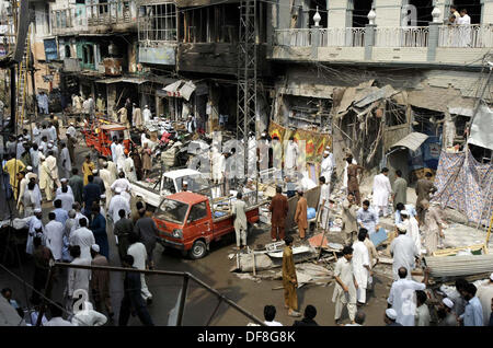 Les gens et les fonctionnaires occupés sauve dans un sauvetage sur le site de l'explosion d'une bombe hier au poste de police de Raziq Khan Qissa Khawani Zone Bazar de Peshawar le lundi, 29 septembre 2013. Au moins 37 personnes ont été tuées et plus de 80 blessés dans une explosion près de Khan Raziq de police de Qissa Khawani bazar de Peshawar. Plusieurs véhicules et bâtiments adjacents ont été endommagés. Les forces de l'ordre ont encerclé la zone. Banque D'Images