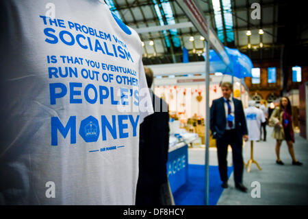 Manchester, UK. 30e Août, 2013. Un anti-socialisme t-shirtt en vente à la boutique du parti conservateur dans la zone de sécurité à la conférence du parti conservateur Crédit : Paul Swinney/Alamy Live News Banque D'Images