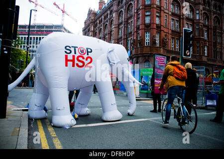 Manchester, UK. 30e Août, 2013. D'un éléphant blanc, la campagne contre la construction d'HS2, bloque le chemin d'un cycliste à l'extérieur du congrès du parti conservateur. Crédit : Paul Swinney/Alamy Live News Banque D'Images