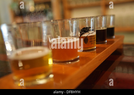 Un café en vol est représentée dans un bar à Hamilton, NY Banque D'Images