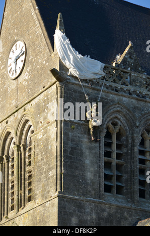 1944 D-Day en Normandie : le parachutiste bloqué sur le toit de l'église de Sainte Mère l'Eglise. Banque D'Images