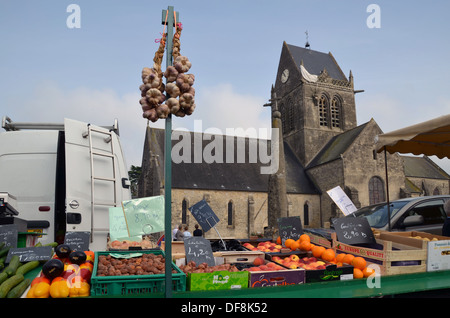 1944 D-Day en Normandie : le marché à Sainte Mère l'Eglise avec le parachutiste bloqué sur le toit de l'église. Banque D'Images