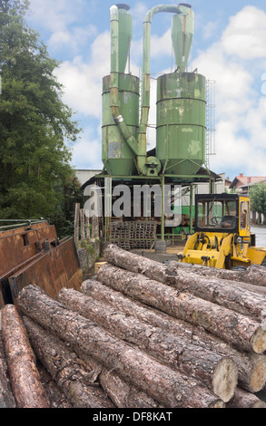 Pile de billots en face d'une usine à bois Banque D'Images