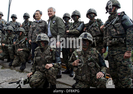Le secrétaire américain à la défense Chuck Hagel et République de Corée Ministre de la Défense Kim Kwan-jin pour une photo avec les forces spéciales de Corée Ouellette au poste d'observation le 30 septembre 2013, à la zone démilitarisée Panmunjom, République de Corée. Banque D'Images