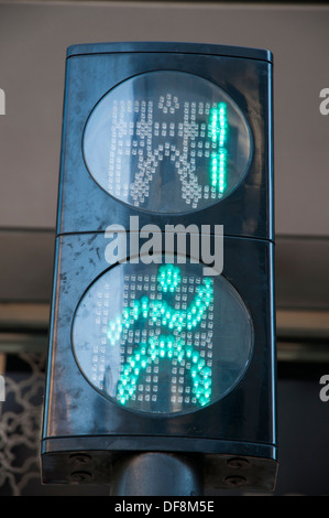 Vert clair du trafic piétons de passer Banque D'Images